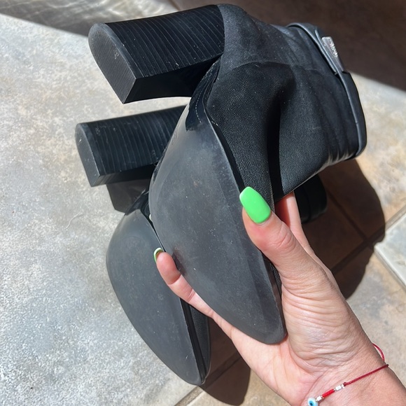 Vince Camuto black real leather high shaft block heel booties size 7.5 zipped - Picture 5 of 6